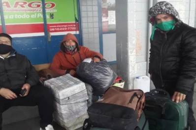 Desesperados y con niños: unos 30 tucumanos están varados a la vera de la ruta en Río Negro