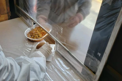 Trabajadores de un bar cerrado por la pandemia, entregan guiso a personas en situación de calle