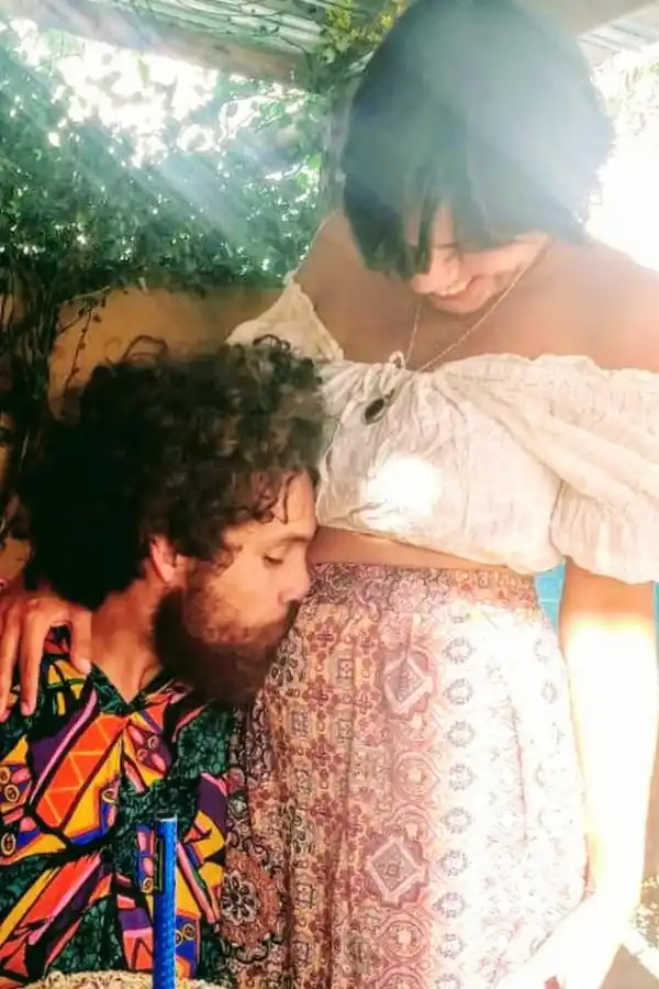 Connie Sagripanti, con su pareja, cuando estaban en el sur en verano, antes de que los sorprendiera la cuarentena lejos de su hogar. 