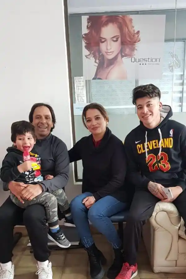 EN FAMILIA. Hugo aprovecha estos días para estar con Santino, Karina y Lucas.  