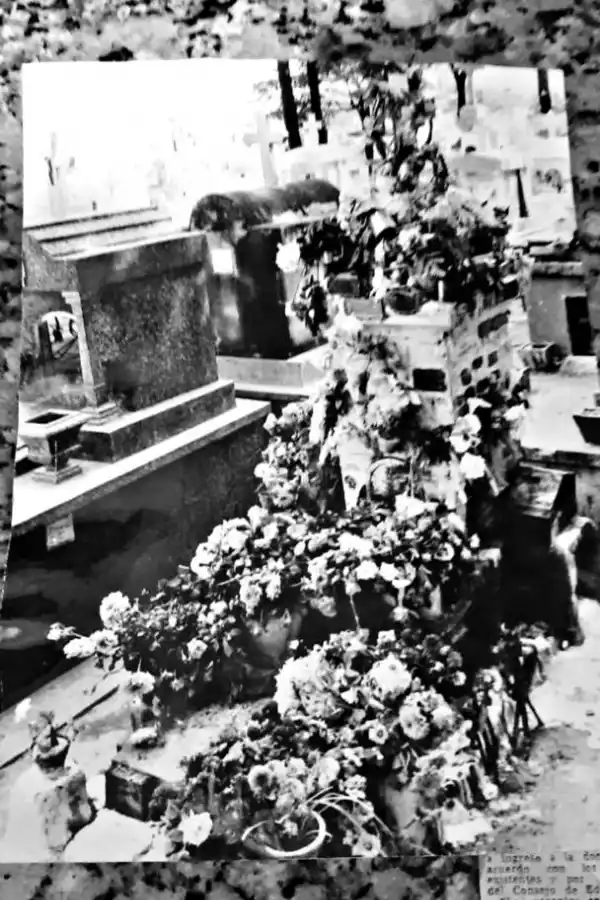 TRIBUTO. Decenas de personas concurrían en los años 20 a la tumba del bandido en el cementerio del Norte. 