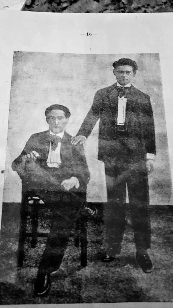 CÓMPLICES. “El Manco” Bazán Frías (sentado) y Martín Leiva, ambos con corbatas moñito, como usaban los socialistas en esos días, en una foto de época.