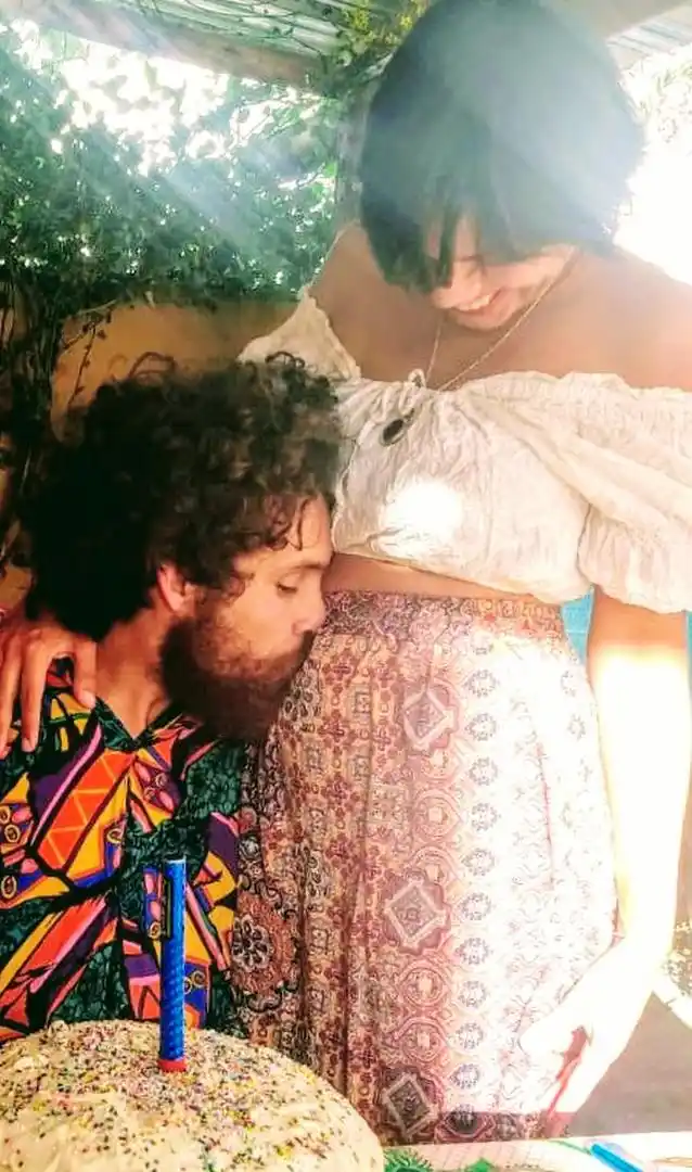 Connie Sagripanti, con su pareja, cuando estaban en el sur en verano, antes de que los sorprendiera la cuarentena lejos de su hogar. 