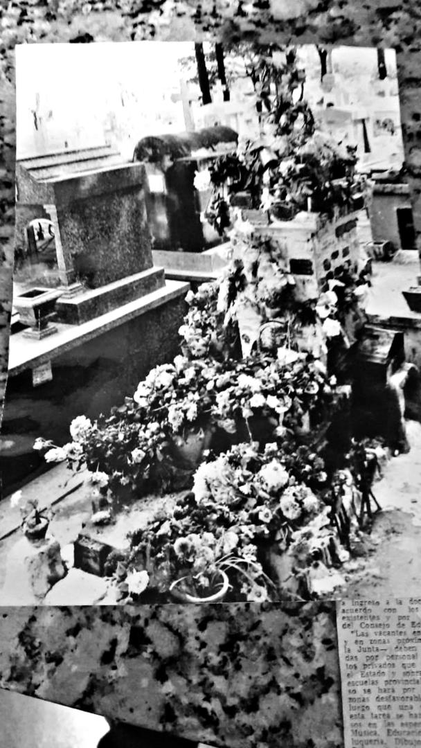 TRIBUTO. Decenas de personas concurrían en los años 20 a la tumba del bandido en el cementerio del Norte. 