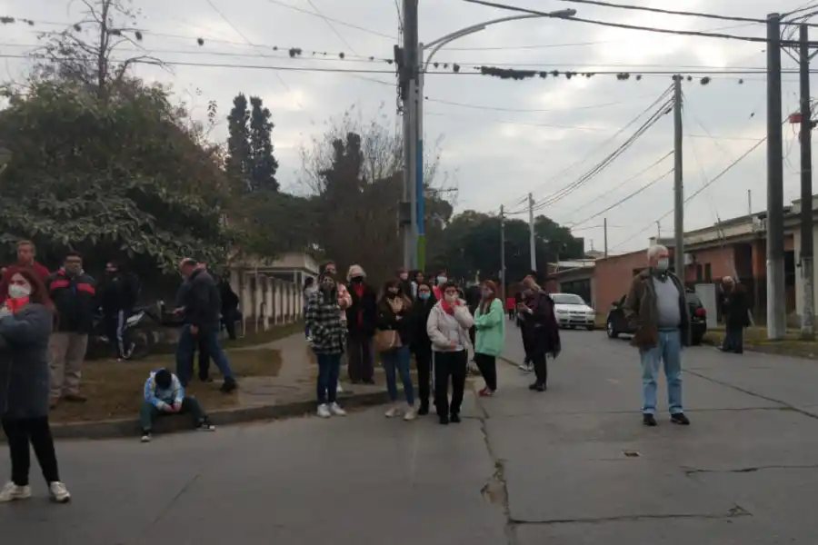 CONMOCIONADOS. Los vecinos de Villa Luján se despertaron con la peor noticia.