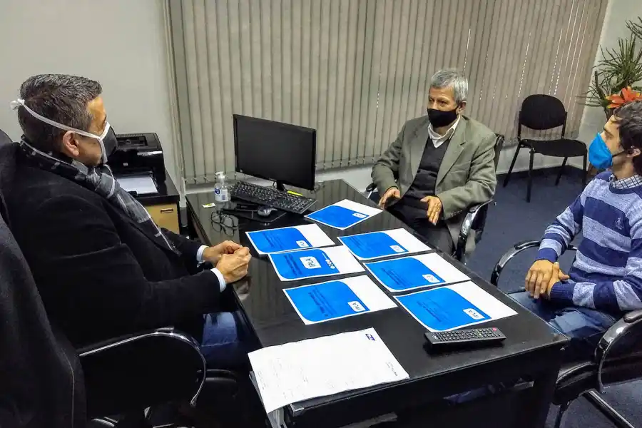 REUNIÓN. Semrik (a la izquierda de la imagen), en diálogo con las autoridades de la Cámara de Discotecas de Tucumán.