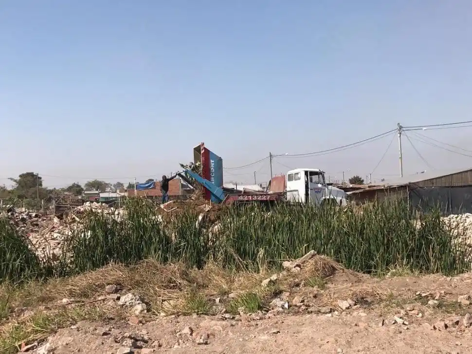 EN PLENA OBRA. Mientras los voluntarios unían con cemento los bloques ecológicos, un camión arrojaba residuos en el predio aledaño. LA GACETA / FOTOS DE JUAN MARTÍN DE CHAZAL