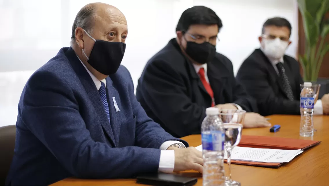 ACUERDO. Navarro, Díaz y Cisneros, durante la firma del convenio entre el Ministerio Pupilar y de la Defensa y la Caja Popular de Ahorros.