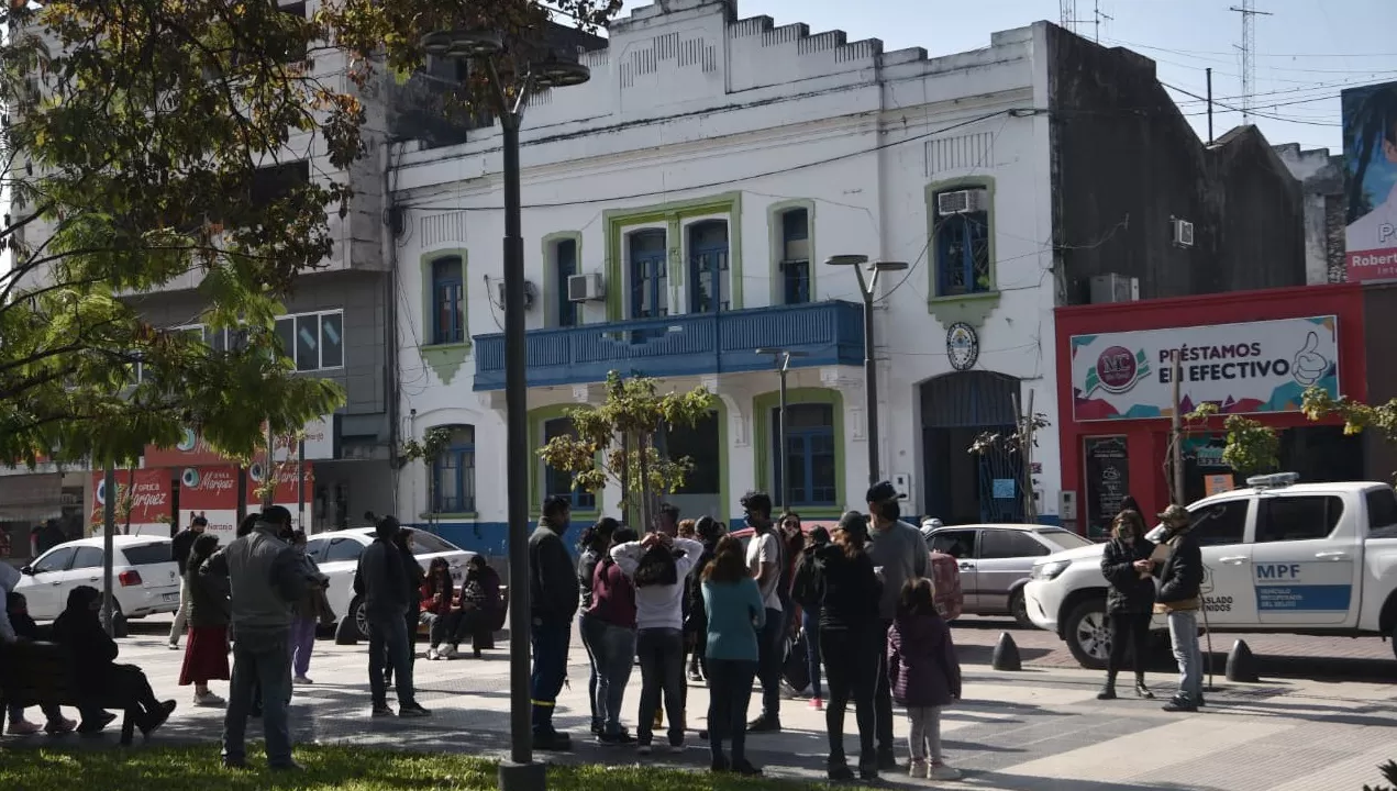 RECLAMO. Familiares y amigos de los policías imputados por haber agredido a un abogado en Concepción protestaron frente a los tribunales de La Perla del Sur.