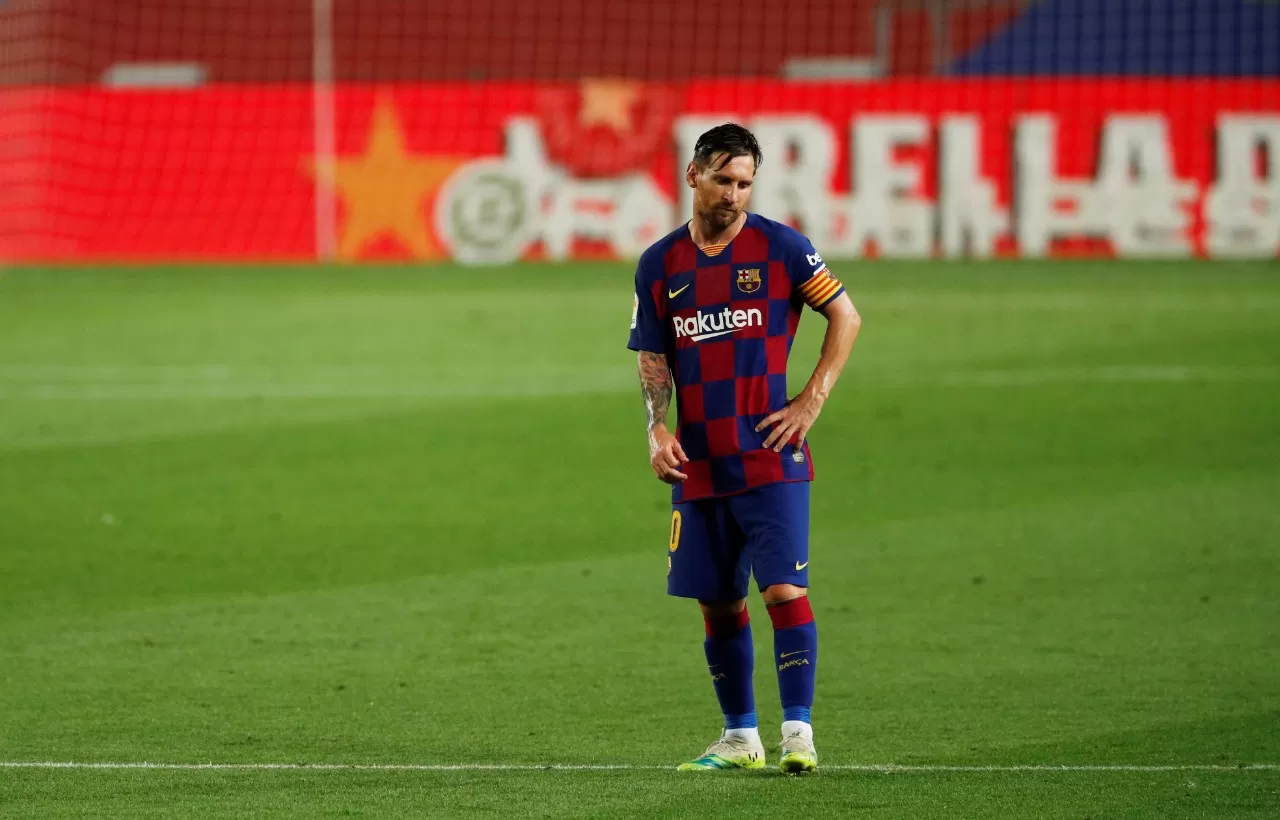 MIRADA PERDIDA. Messi demostró su fastidio tras perder el campeonato con Barcelona. REUTERS 