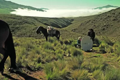 En Amaicha: la tecnología trepa los cerros a lomos de mula