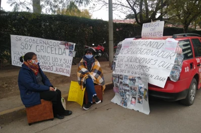 Pasó seis días frente a la casa de Manzur para exigir que el Estado cubra el tratamiento de su hija