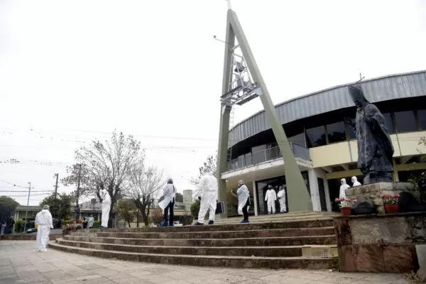 El padre Juárez habría reconocido a los asaltantes y por eso lo mataron de 14 puñaladas