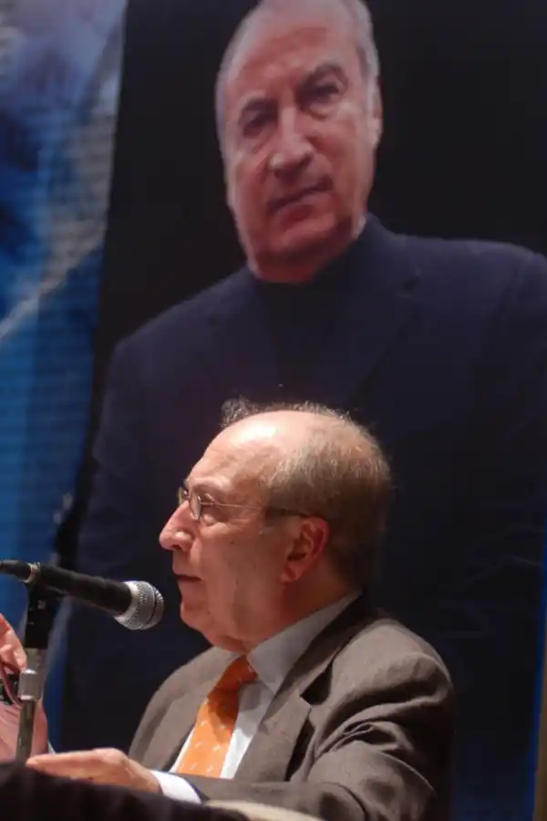 Tomás Eloy Martínez, en una disertación en Tucumán.