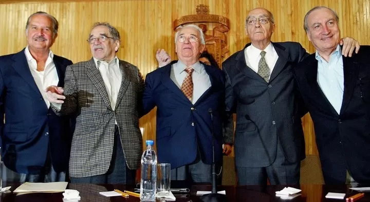 ENTRE AMIGOS. Tomás Eloy Martínez con Carlos Fuentes, Gabriel García Márquez, Belisario Betancourt, y José Saramago