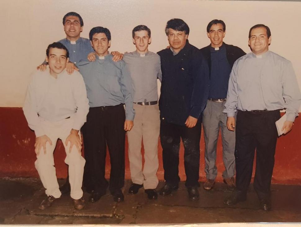 AMIGOS. El padre Oscar, tercero desde la derecha, entre el padre Fernando Giardina y Andrés Ortega, entre otros.  