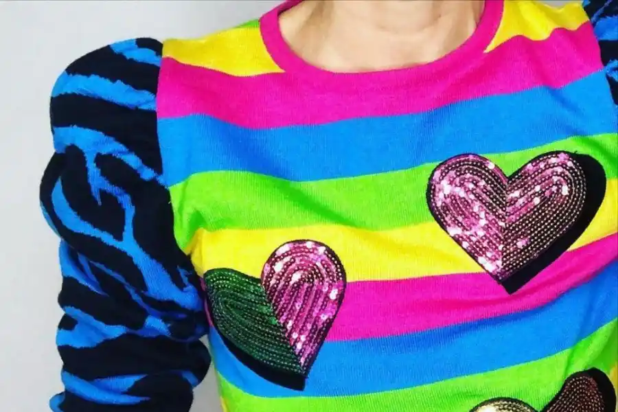 CON APLIQUES. Las rayas se fusionan con otros patrones para intensificar la  sensación de volumen. Otro must son las mangas con frunces o “corte princesa”.