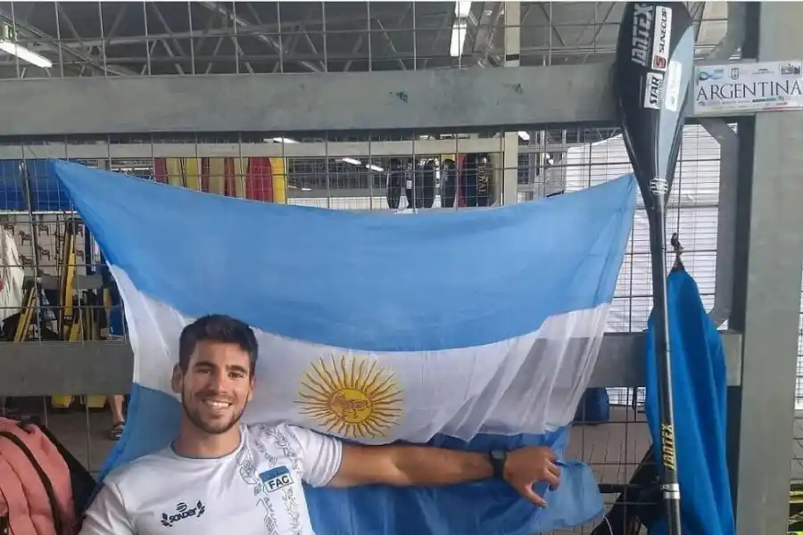 ORGULLO NACIONAL. En el Día de la Bandera, el olavarriense compartió en su cuenta de Twitter esta foto con un mensaje hablando de su orgullo por representar al país en competencias internacionales.