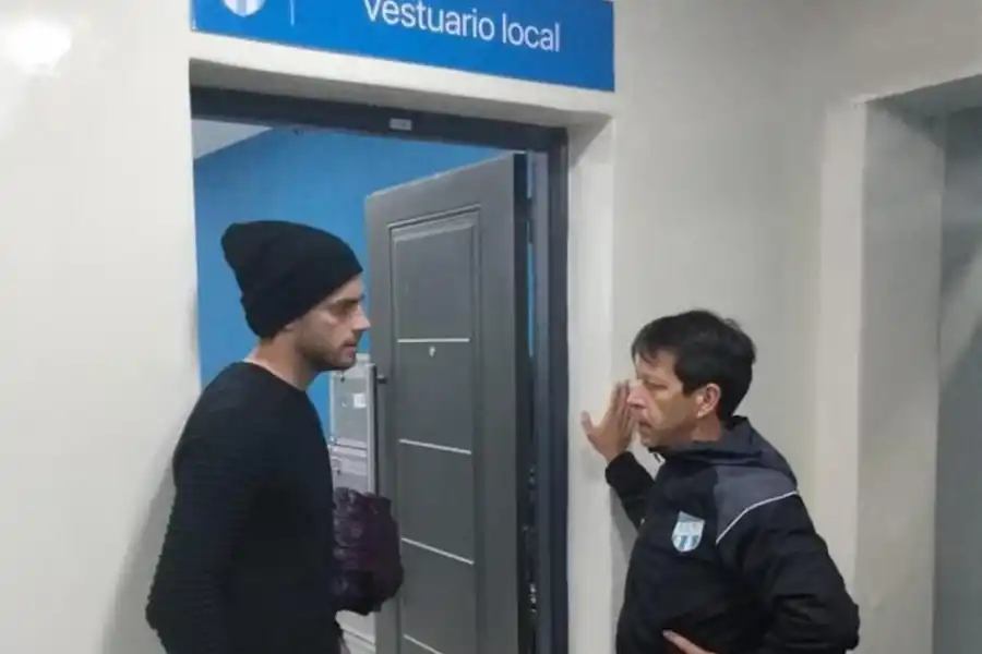 SU PRIMER DÍA. Melano habla con el “PF” Alfonso Meoni en julio de 2019.  