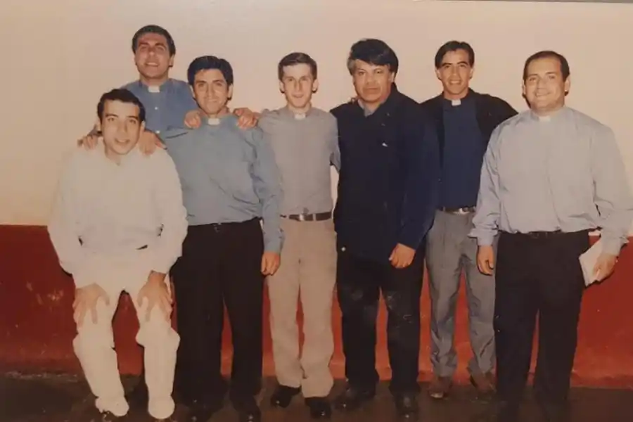 AMIGOS. El padre Oscar, tercero desde la derecha, entre el padre Fernando Giardina y Andrés Ortega, entre otros.  