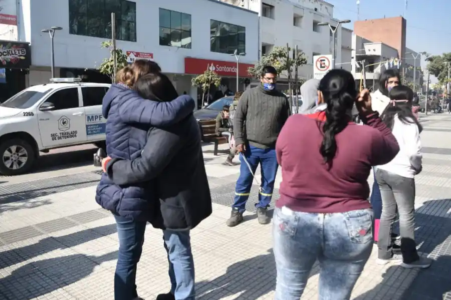 RECLAMO. Familiares y amigos de los policías imputados por haber agredido a un abogado en Concepción protestaron frente a los tribunales de 