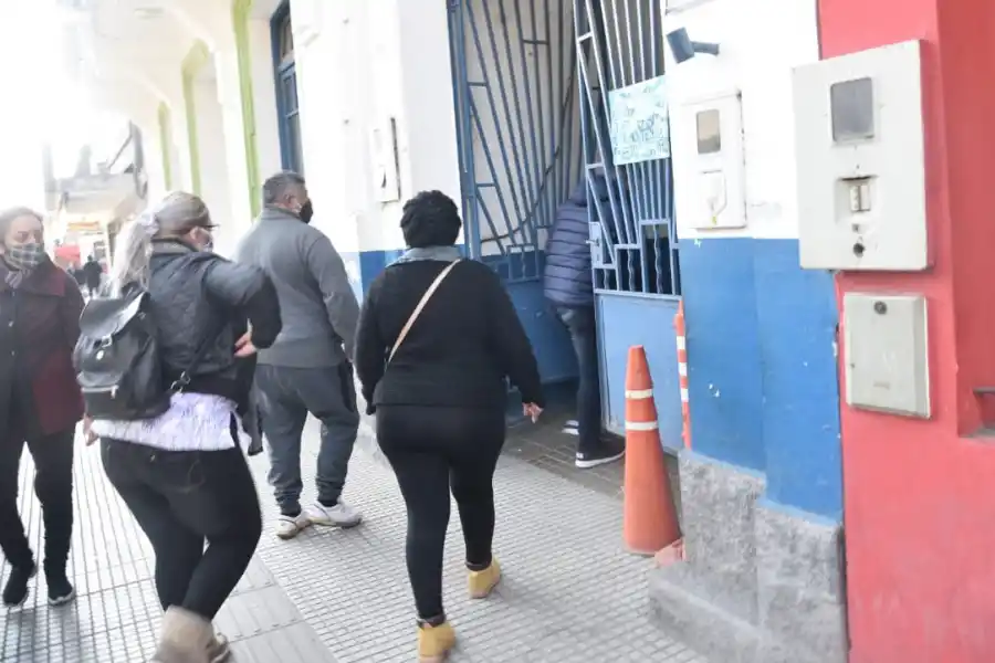 RECLAMO. Familiares y amigos de los policías imputados por haber agredido a un abogado en Concepción protestaron frente a los tribunales de 