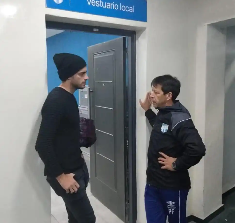 SU PRIMER DÍA. Melano habla con el “PF” Alfonso Meoni en julio de 2019.  