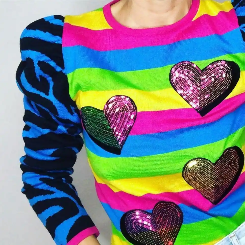 CON APLIQUES. Las rayas se fusionan con otros patrones para intensificar la  sensación de volumen. Otro must son las mangas con frunces o “corte princesa”.