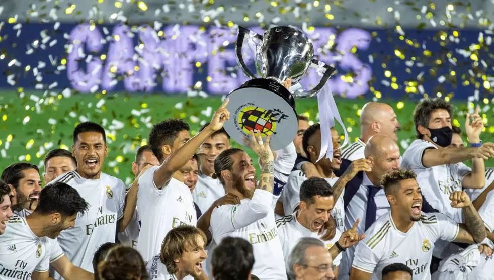 ANTE UN ESTADIO VACÍO. Los jugadores de Real Madrid celebraron en soledad la obtención de un nuevo título de la Liga de España.