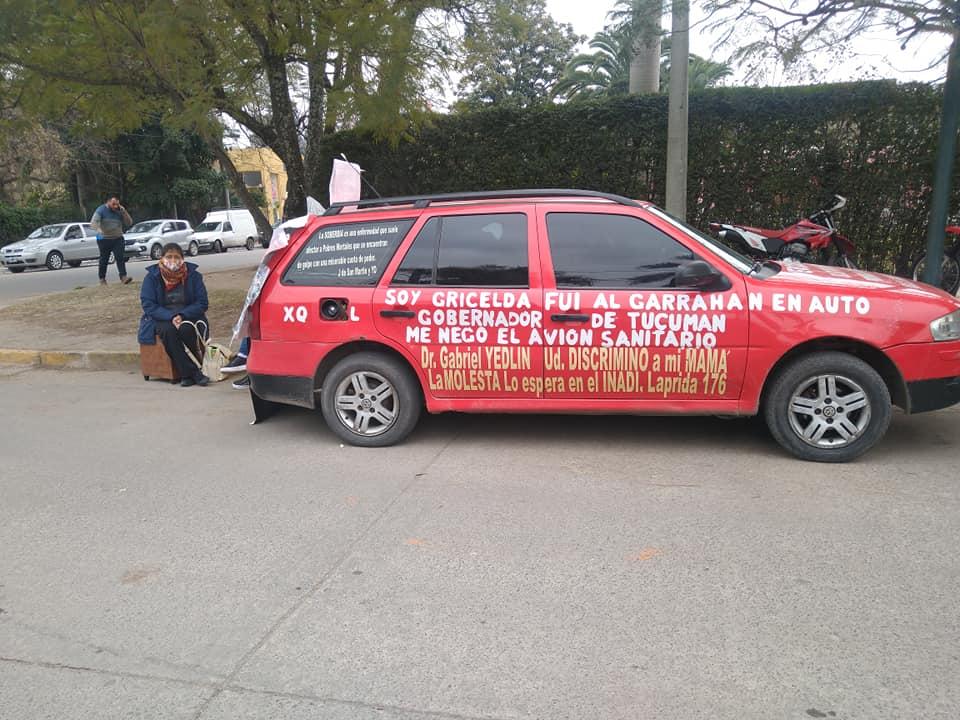 Pasó seis días frente a la casa de Manzur para exigir que el Estado cubra el tratamiento de su hija