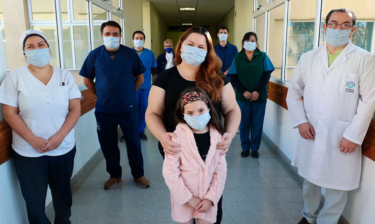 Dolores, su hija y el personal médico que las acompañó durante la recuperación. FOTO DEL MINISTERIO DE SALUD DE LA PROVINCIA
