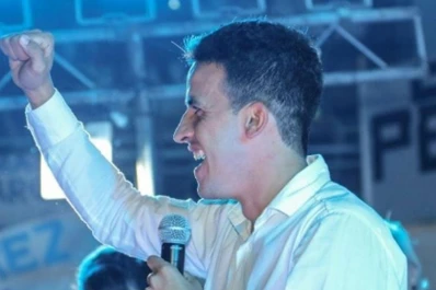 Un concejal promociona el sorteo de dos combos de hamburguesas por el Día del Amigo