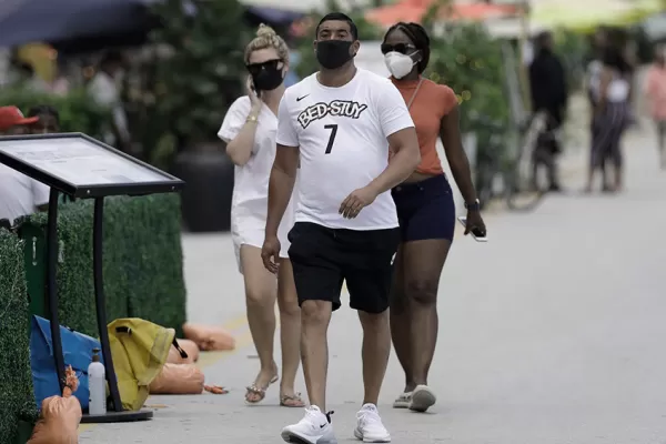 En EEUU, la covid-19 pisa fuerte en Florida que confirmó hoy casi 11.500 nuevos casos