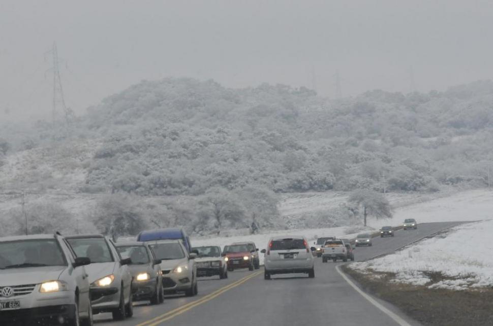 FANÁTICOS. La ruta 9 norte se llenó de autos, envueltos en un paisaje helado. 