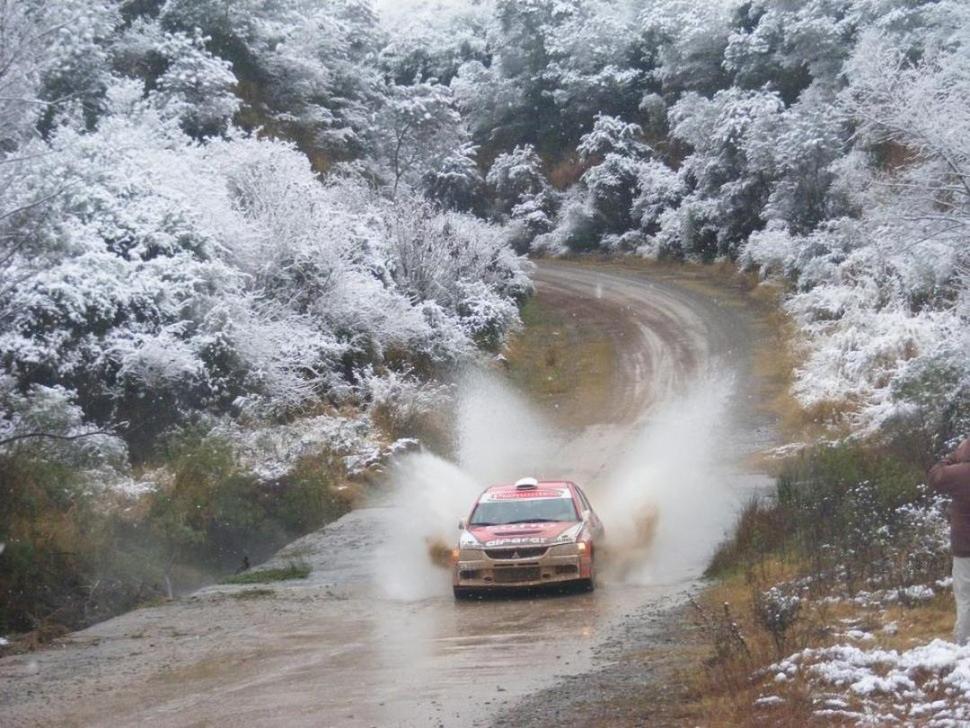 POSTAL. El auto que supera el vado, la nieve en la vegetación, la pasión intacta.