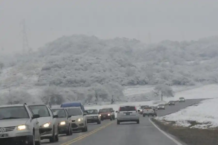FANÁTICOS. La ruta 9 norte se llenó de autos, envueltos en un paisaje helado. 