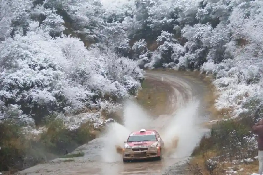 POSTAL. El auto que supera el vado, la nieve en la vegetación, la pasión intacta.