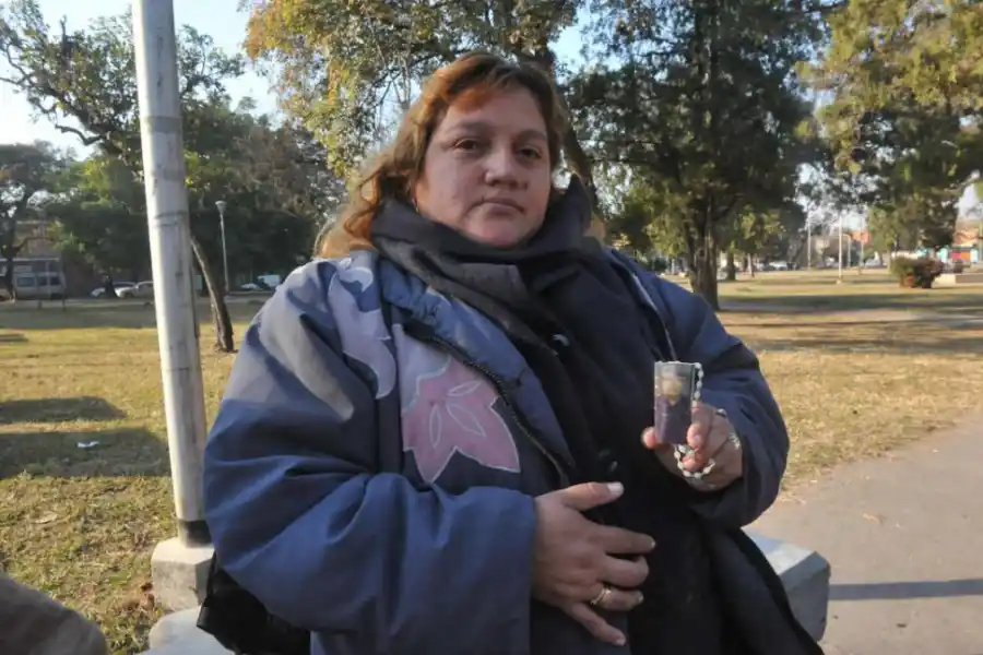 DOLOR. Palma, quien encontró el cuerpo de Oscar Juárez, rezaba con una estampita del sacerdote.  