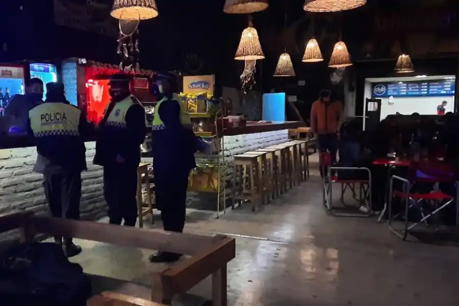 RECORREN BARES. Policías y personal de IPLA buscan evitar que se reúnan más de 10 personas.