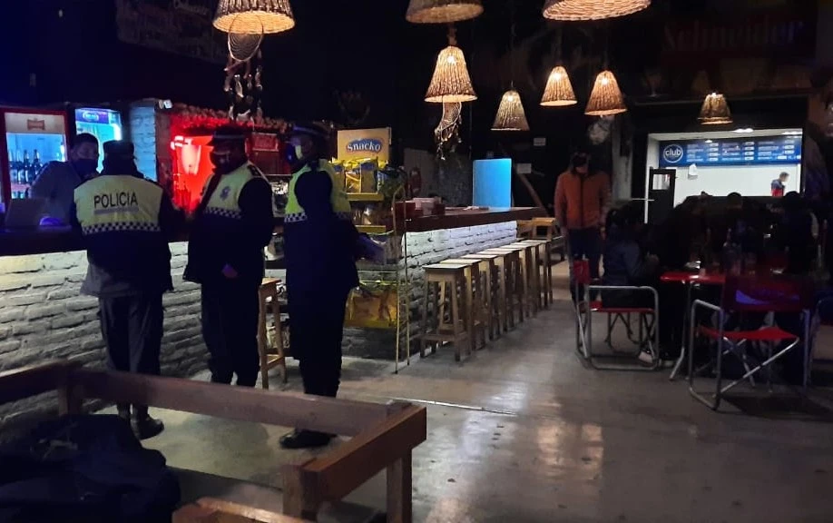 RECORREN BARES. Policías y personal de IPLA buscan evitar que se reúnan más de 10 personas.