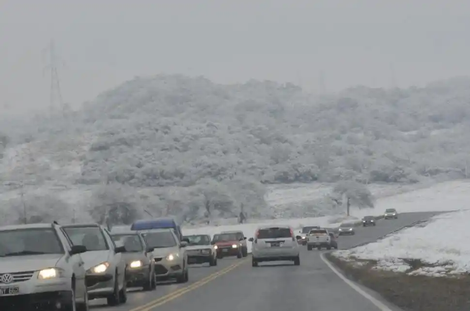 FANÁTICOS. La ruta 9 norte se llenó de autos, envueltos en un paisaje helado. 