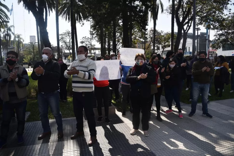 EX COLEGAS. Los policías retirados del sur también se sumaron a la protesta que hicieron ayer en Concepción. la gaceta / fotos de osvaldo ripoll
