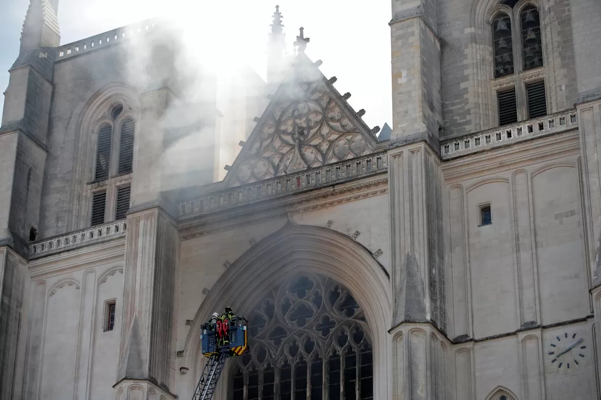 Un incendio destruye la Catedral de Nantes