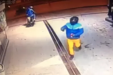 Video: a punta de pistola, motochorros asaltaron una estación de servicio