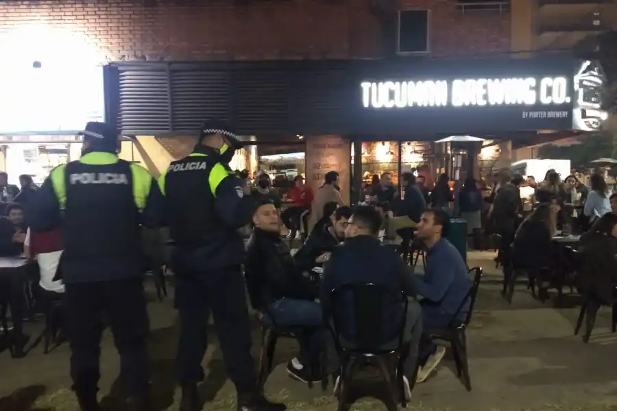MÁS DE 150 POLICÍAS. Los efectivos recorrieron bares y cervecerías.