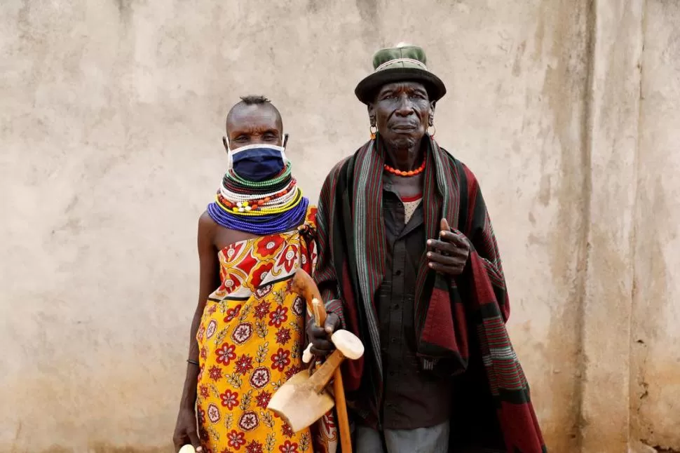 AFRICA.- Wear Esinyen y su esposa Namosi, de la tribu Turkana posan para la foto tomada en su aldea, Lorengippi, cerca de Lodwar, Kenia. 