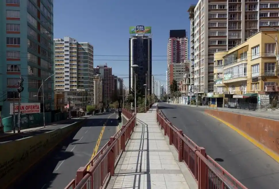 AISLAMIENTO.- Las calles de La Paz, en Bolivia, quedaron vacías, tras la imposición de una cuarentena rígida, para frenar los contagios.