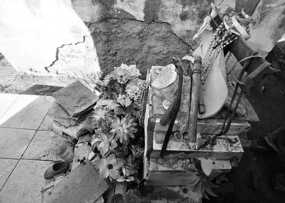 DESESPERADO PEDIDO. En la tumba de Mariano Córdoba los padres dejan látigos como ofrenda para que sus hijos cambien de conducta.