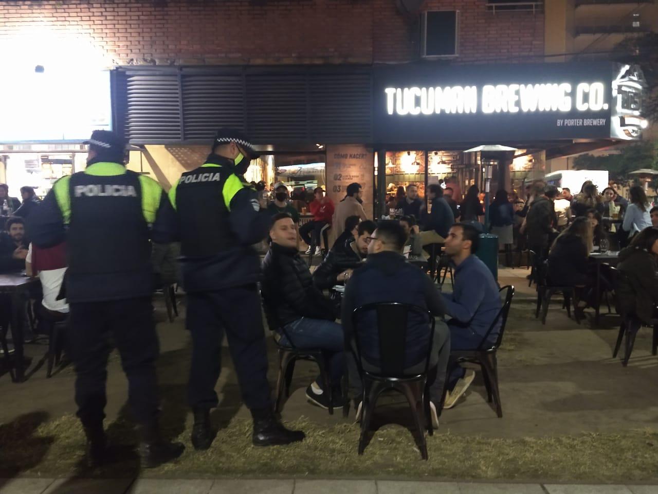 MÁS DE 150 POLICÍAS. Los efectivos recorrieron bares y cervecerías.