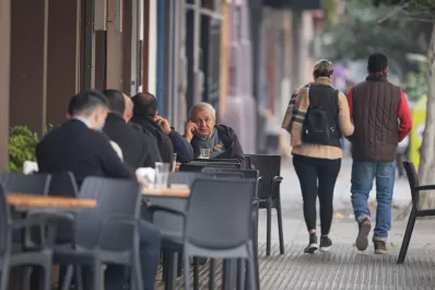 El 57% de los lectores encuestados está en desacuerdo con posponer el festejo del Día del Amigo